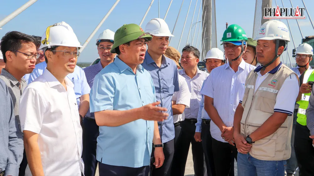 Bộ trưởng Bộ Xây dựng Trần Hồng Minh kiểm tra tình hình tổ chức thi công cầu Rạch Miễu 2