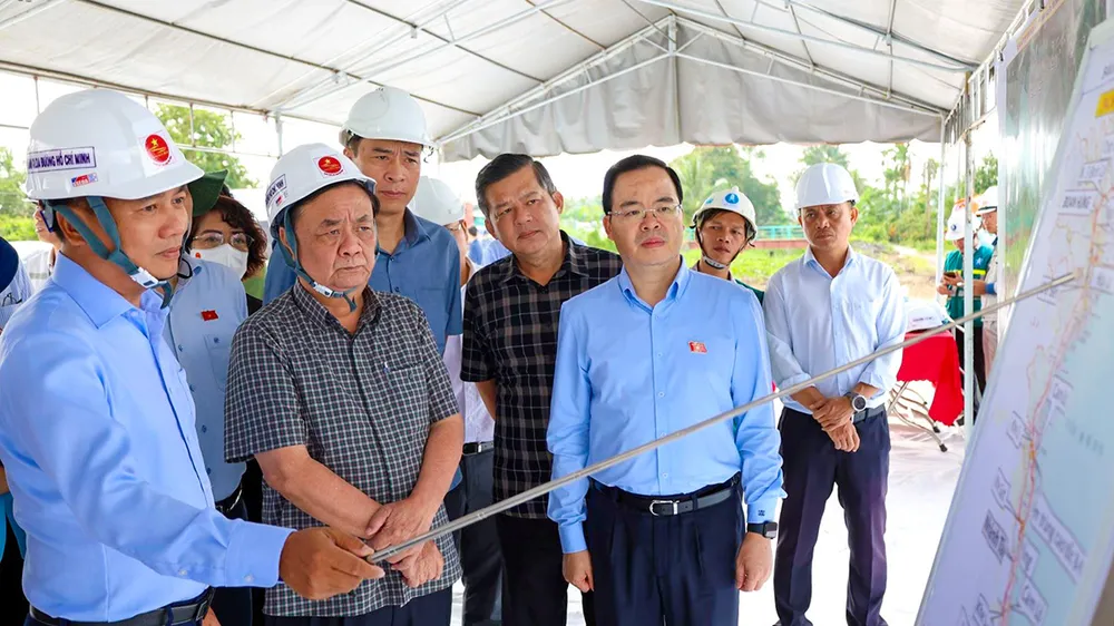 Phó Chủ tịch Quốc hội kiểm tra, khảo sát dự án đường Hồ Chí Minh