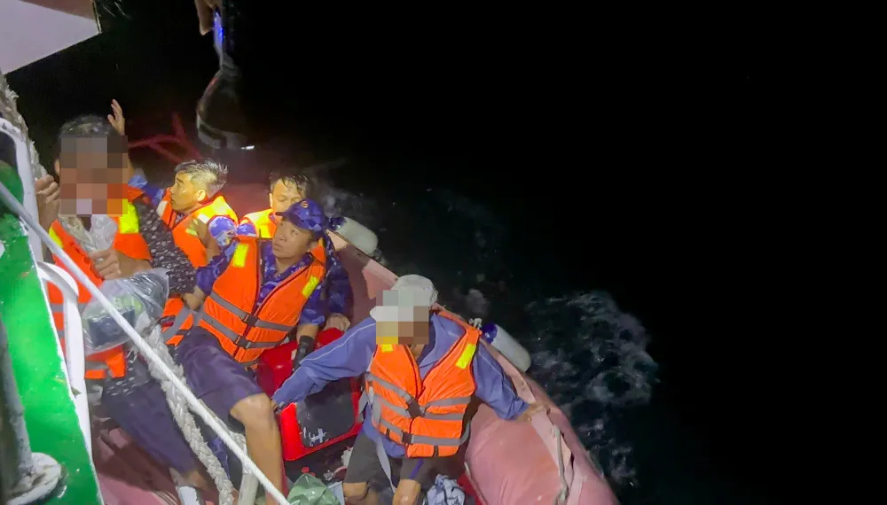 Vùng Cảnh sát biển 4 cứu ngư dân trôi dạt trên biển