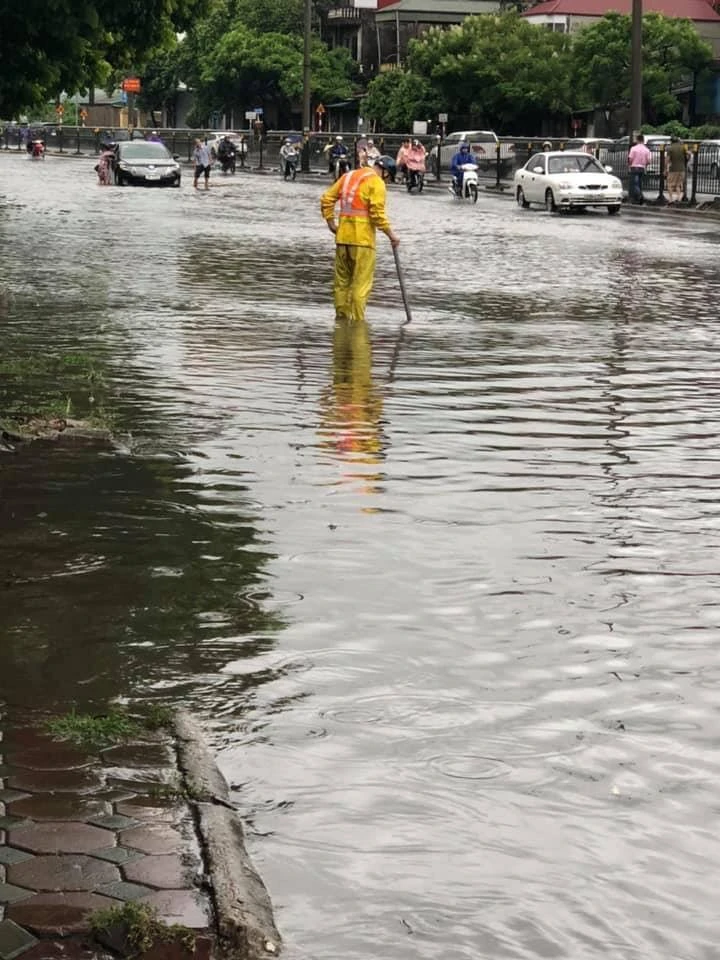 Bão số 3: Nhiều tuyến phố ở Hà Nội ngập sâu ảnh 6