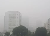 Buổi trưa nhưng Hà Nội vẫn mờ ảo trong sương mù