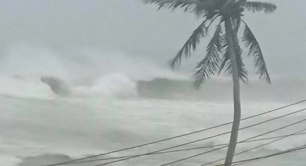 6 giờ sáng nay, 28-10: Sóng biển trắng trời đảo Lý Sơn ảnh 3