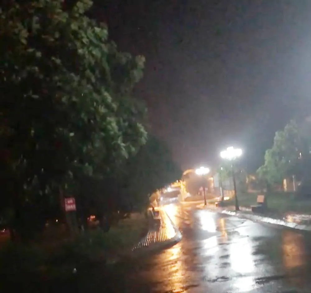 6 giờ sáng nay, 28-10: Sóng biển trắng trời đảo Lý Sơn ảnh 4 6 giờ sáng nay, 28-10: Sóng biển trắng trời đảo Lý Sơn ảnh 4