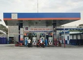 Nhiều công ty bị xử phạt vì bán xăng lậu, bơm chồng số... ảnh 2 Công an kiểm tra cây xăng có nhân viên gian lận