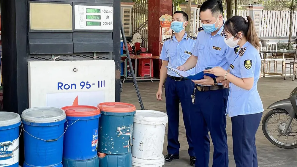 Lực lượng quản lý thị trường kiểm tra, gíam sát hoạt động của một cửa hàng kinh doanh xăng dầu năm 2022. Ảnh: DMS