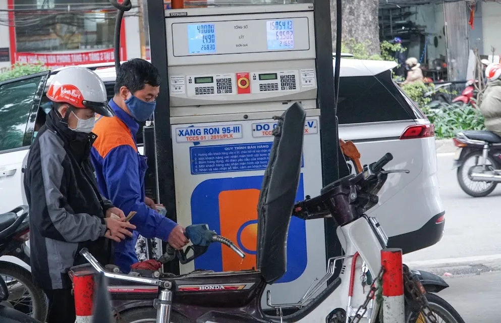Giá xăng dầu là chủ đề đang được nhiều người dân quan tâm hiện nay. Ảnh: PHI HÙNG