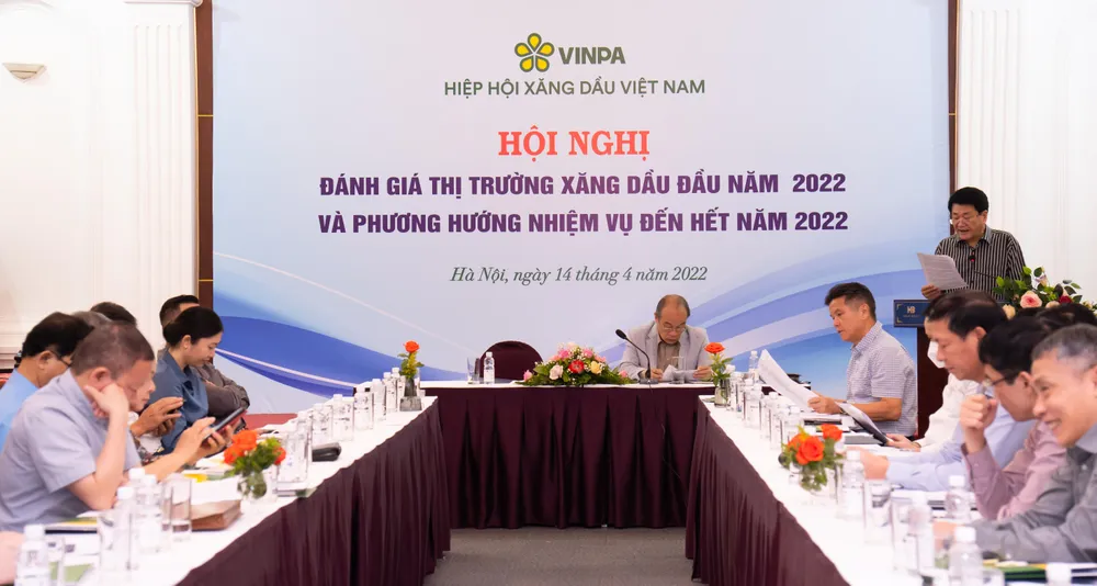 Ông Trịnh Quang Khanh, Phó chủ tịch VINPA báo cáo đánh giá thị trường xăng dầu năm 2022. Ảnh: AN HIỀN Ông Trịnh Quang Khanh, Phó chủ tịch VINPA báo cáo đánh giá thị trường xăng dầu năm 2022. Ảnh: AN HIỀN