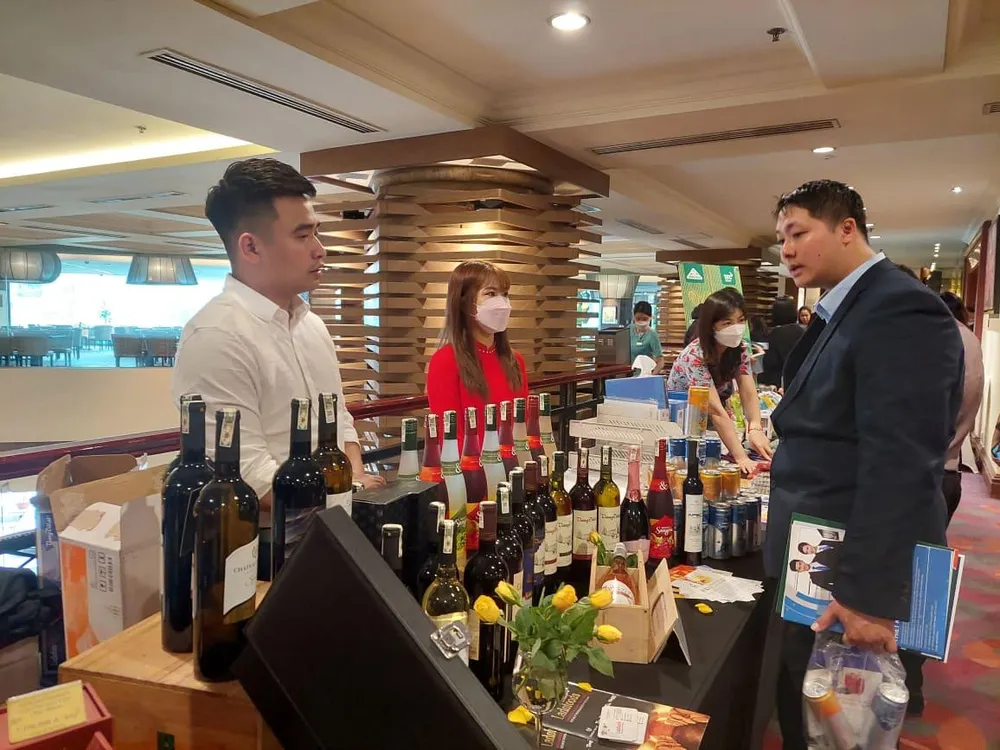 Khách mời tham quan, tìm hiểu các sản phẩm đạt Thương hiệu quốc gia Việt Nam được trưng bày tại Diễn đàn. Ảnh: AN HIỀN Khách mời tham quan, tìm hiểu các sản phẩm đạt Thương hiệu quốc gia Việt Nam được trưng bày tại Diễn đàn. Ảnh: AN HIỀN