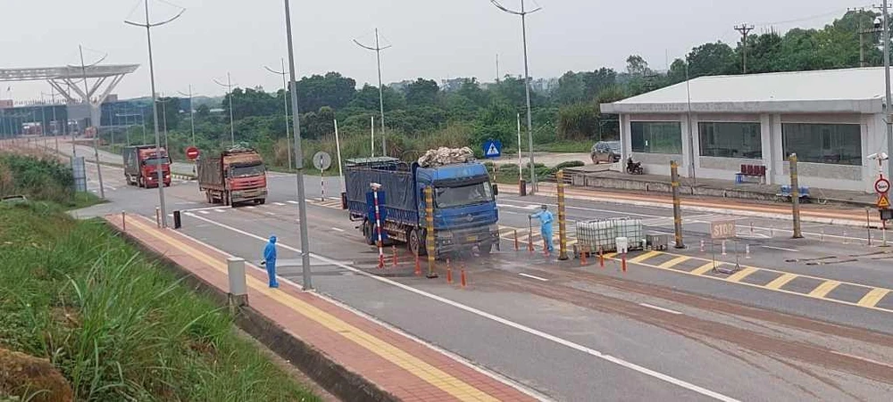 Ngay trong buổi sáng, hàng trăm phương tiện của các doanh nghiệp còn lưu lại trước đó đã được làm thủ tục xuất nhập cảnh, xuất nhập khẩu. Ảnh: Cổng TTĐT Quảng Ninh