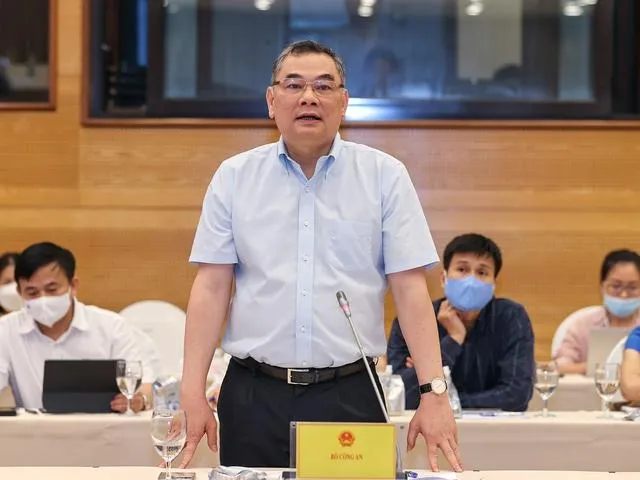 Trung tướng Tô Ân Xô, người phát ngôn Bộ Công an trả lời tại họp báo. Ảnh: NHẬT BẮC