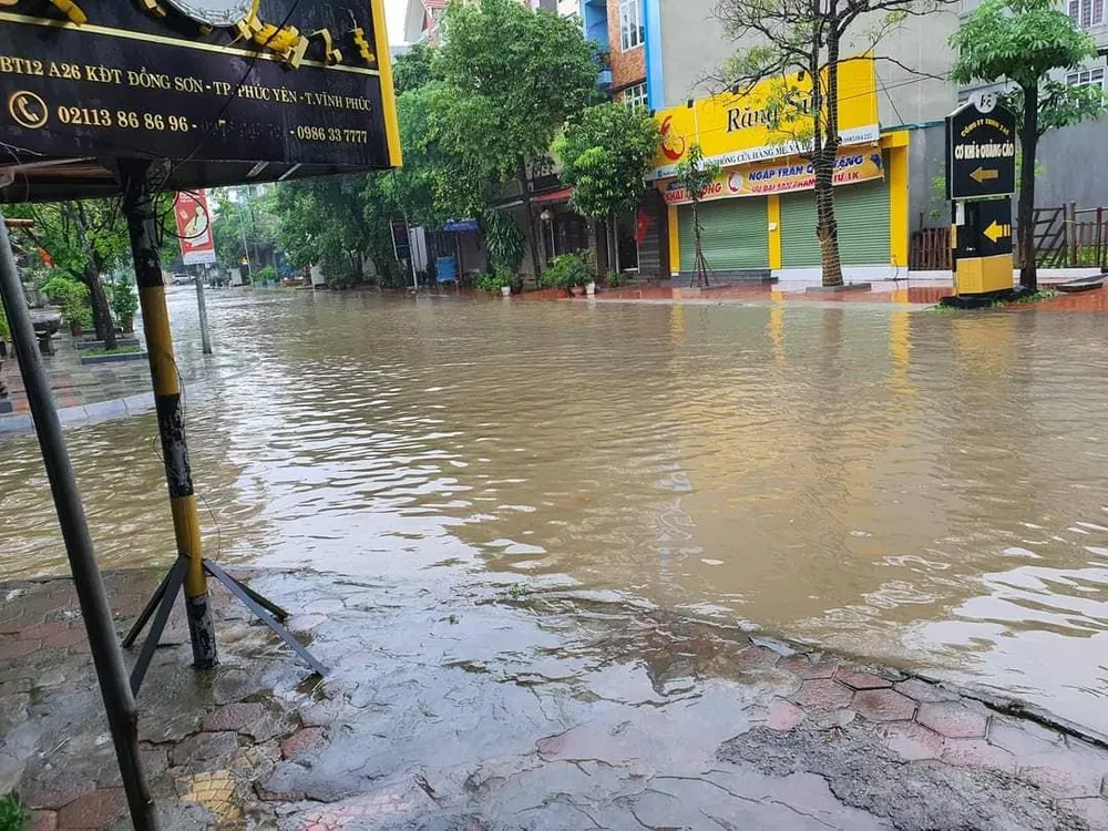 Nhiều khu vực của TP. Vĩnh Yên, tỉnh Vĩnh Phúc cũng ngập lụt sau trận mưa đêm. Ảnh: Nguyễn Trung Kiên