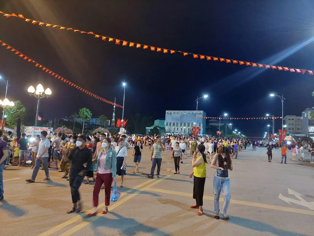 Hàng nghìn người dân đổ về quảng trường Tây Bắc tham dự Festival. Ảnh: AH