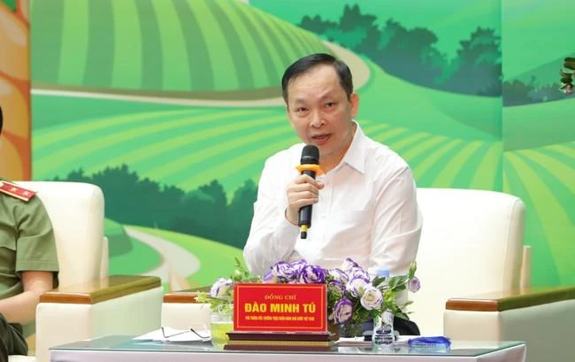 Ông Đào Minh Tú, Phó thống đốc Ngân hàng Nhà nước trả lời câu hỏi của nông dân.