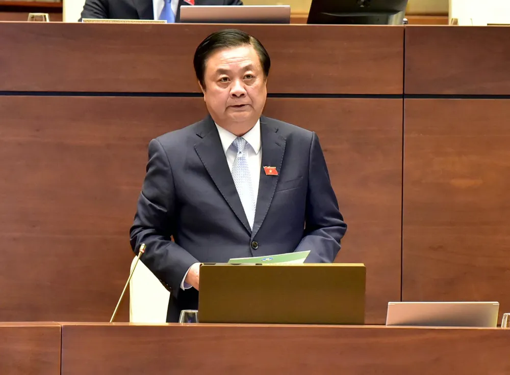 Bộ trưởng Bộ NN&PTNT Lê Minh Hoan trả lời chất vấn trước Quốc hội. Bộ trưởng Bộ NN&PTNT Lê Minh Hoan trả lời chất vấn trước Quốc hội.