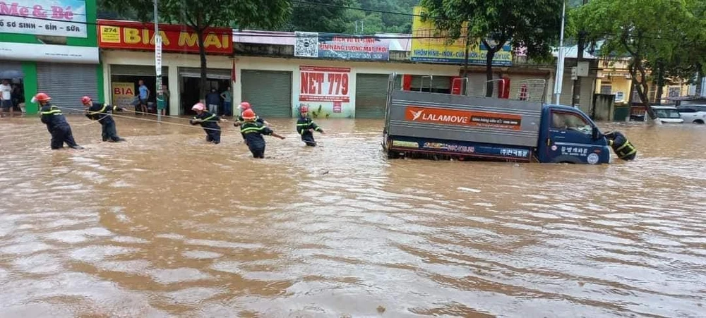 Lực lượng chức năng tỉnh Sơn La tham gia giúp đỡ người dân trong vùng bị ngập lụt. Ảnh: Cảnh sát cơ động Công an tỉnh Sơn La