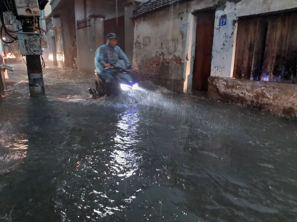 Trận mưa kéo dài 30 phút, nước không kịp thoát gây ngập úng. Ảnh: AH Trận mưa kéo dài 30 phút, nước không kịp thoát gây ngập úng. Ảnh: AH