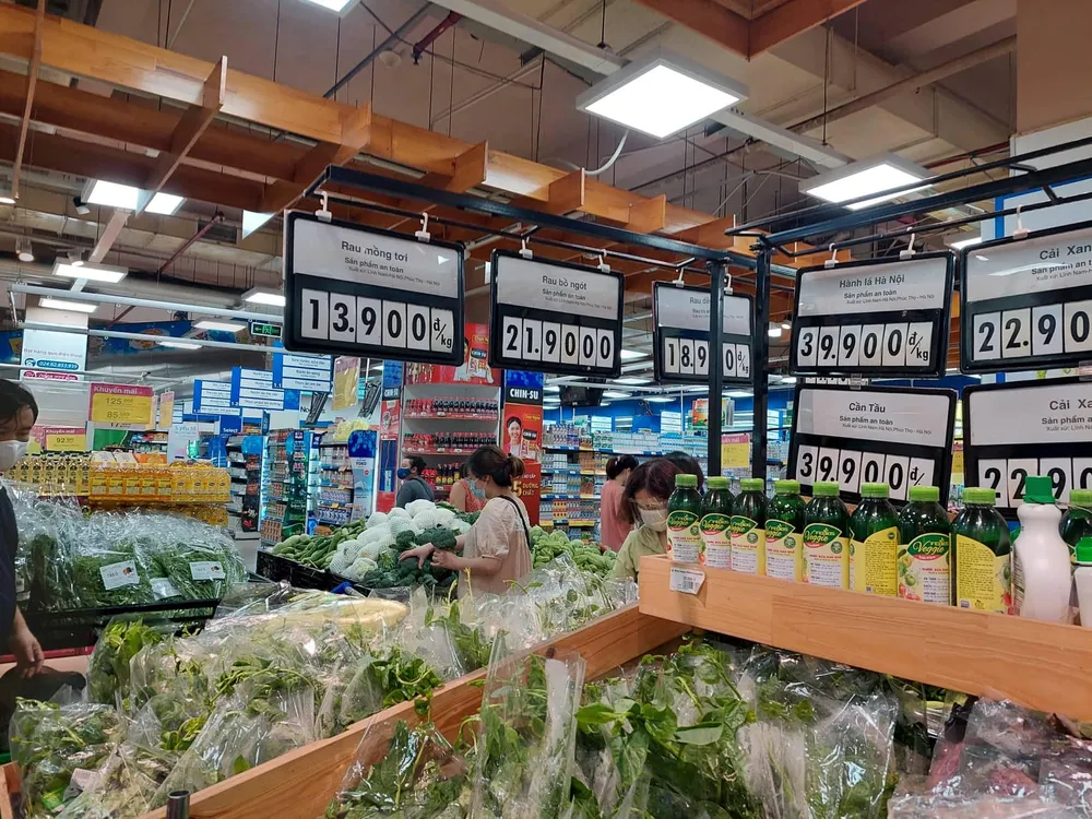 Người dân mua sắm tại siêu thị. Ảnh: AH