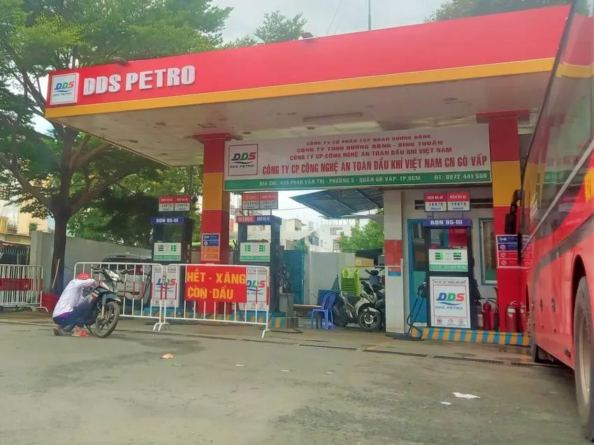 Một cửa hàng thông báo hết xăng, còn dầu tại TP.HCM. Ảnh: TÚ UYÊN Một cửa hàng thông báo hết xăng, còn dầu tại TP.HCM. Ảnh: TÚ UYÊN