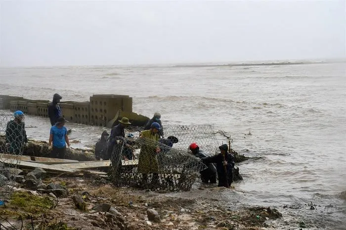 Lực lượng chức năng Cà Mau gia cố đê biển Tây. Ảnh: Cổng TTĐT Cà Mau Lực lượng chức năng Cà Mau gia cố đê biển Tây. Ảnh: Cổng TTĐT Cà Mau