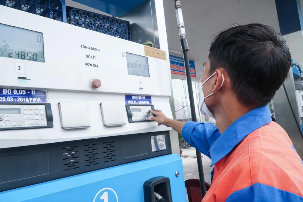 Từ 15 giờ ngày 21-7, giá xăng A95 giảm còn 26.070 đồng/lít. Ảnh: PHI HÙNG