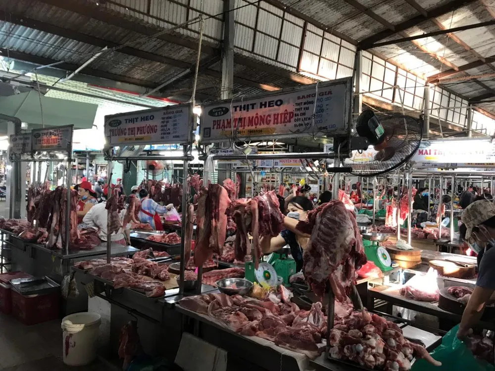 Giá heo hơi tăng kéo giá thịt heo bán lẻ ở các chợ tăng theo.