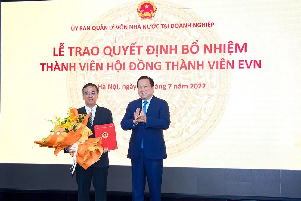 Ông Nguyễn Hoàng Anh, Chủ tịch Ủy ban Quản lý vốn Nhà nước tại doanh nghiệp trao quyết định bổ nhiệm cho ông Đinh Thế Phúc. Ảnh: Gia Hiếu Ông Nguyễn Hoàng Anh, Chủ tịch Ủy ban Quản lý vốn Nhà nước tại doanh nghiệp trao quyết định bổ nhiệm cho ông Đinh Thế Phúc. Ảnh: Gia Hiếu