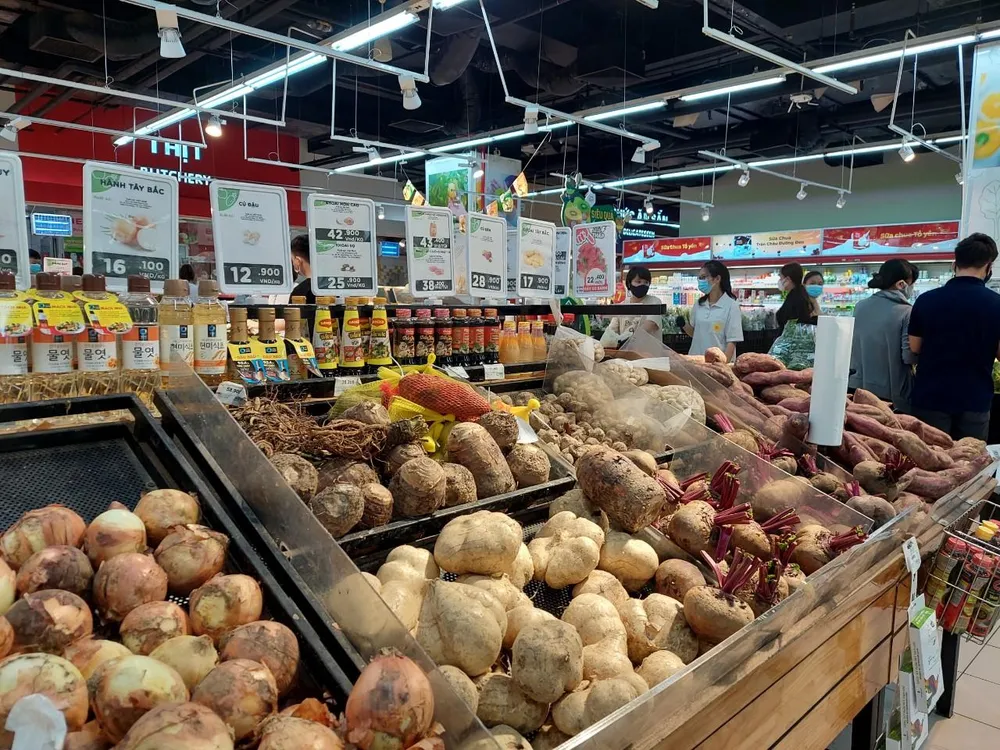 Người dân mua hàng tại siêu thị. Ảnh: AH