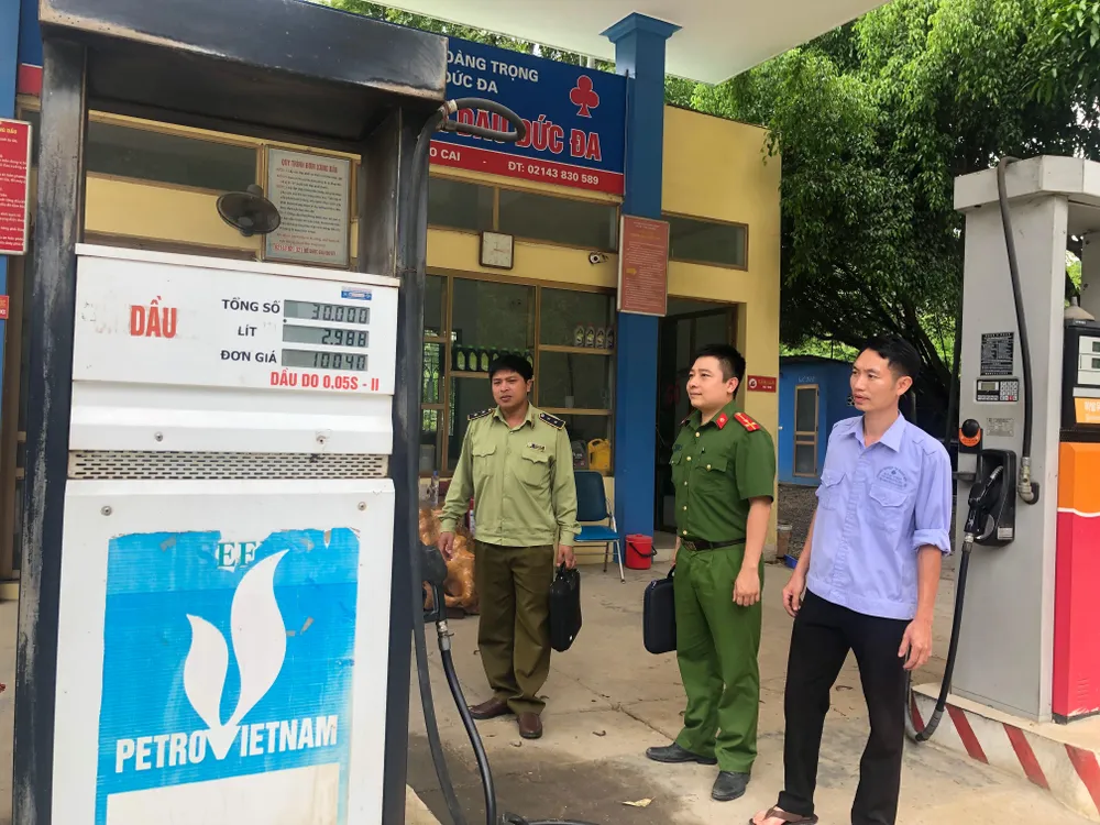 Cơ quan chức năng tỉnh Lào Cai phối hợp kiểm tra tại các cửa hàng xăng dầu. Ảnh tư liệu: DMS