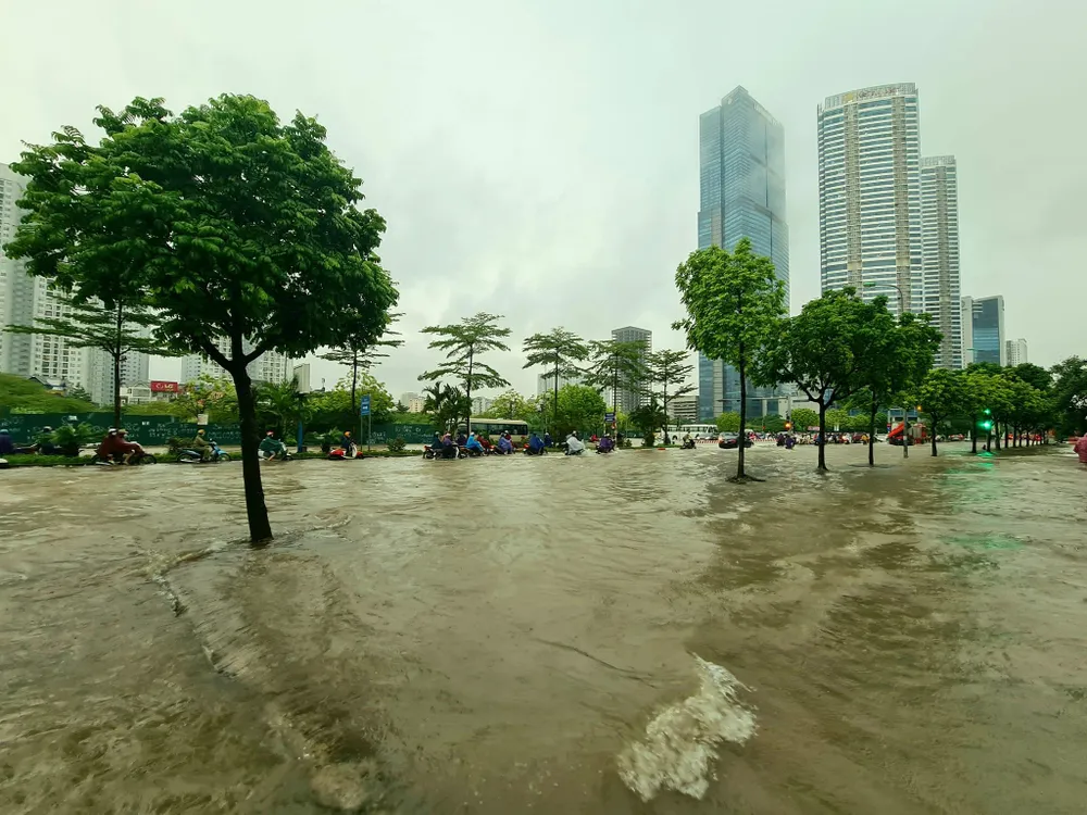 Mưa lớn sau bão số 2 gây ngập sâu nhiều tuyến phố ở Hà Nội. Ảnh: AH