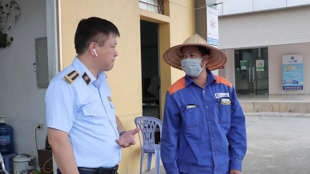 Ghi nhận chung hầu hết các cửa hàng xăng dầu đều đủ nguồn hàng phục vụ người dân. Tuy nhiên, cục bộ có một số nơi hết xăng. Ảnh: DMS