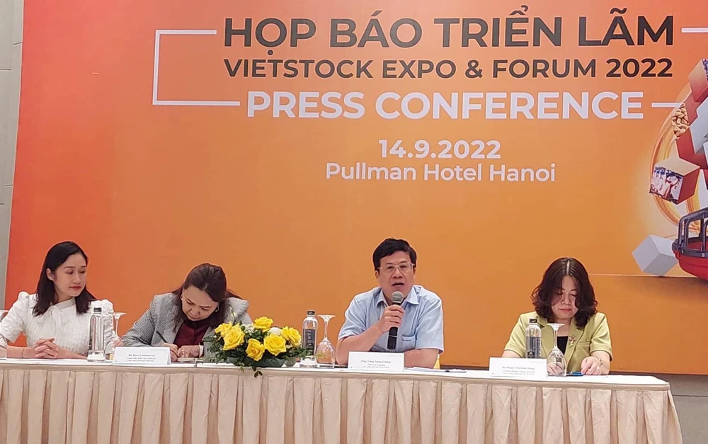 Ông Tống Xuân Chinh, Phó cục trưởng Cục Chăn nuôi thông tin tại họp báo. Ảnh: AH