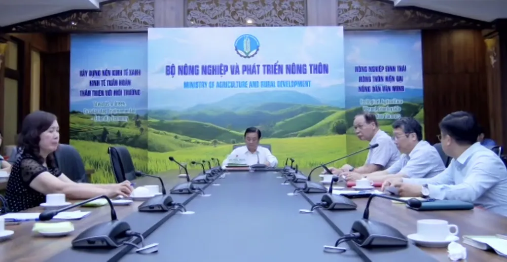 Bộ trưởng Lê Minh Hoan chủ trì cuộc họp. Cuộc họp bắt đầu từ 19 giờ kéo dài đến 21 giờ. Ảnh: AH