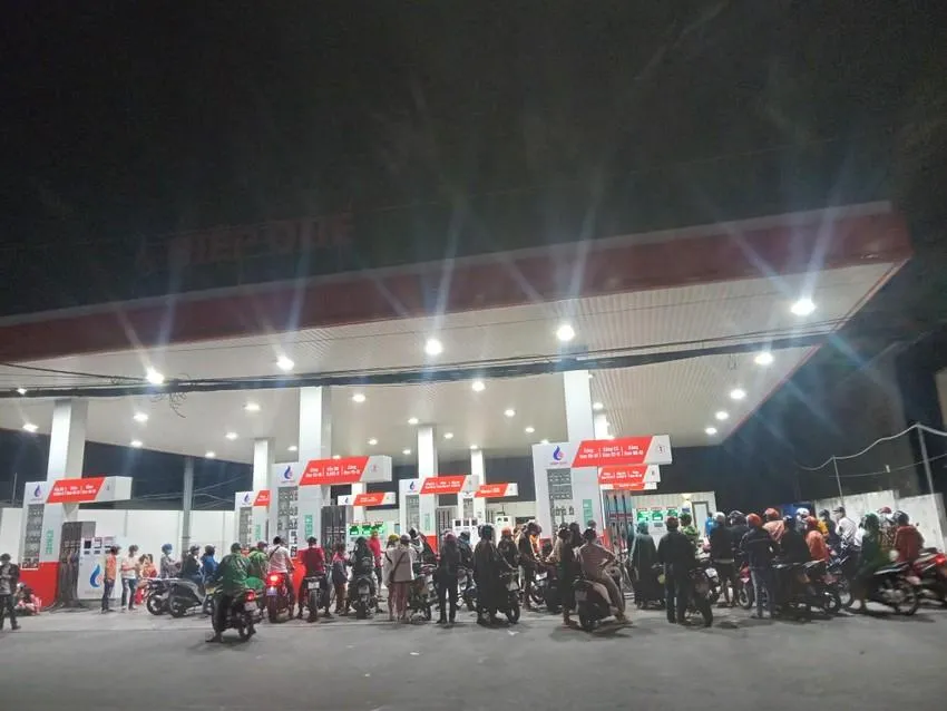 Người dân TP.HCM xếp hàng chờ đổ xăng. Ảnh: TÚ UYÊN