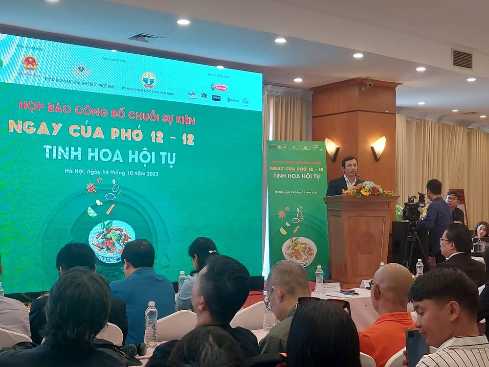 Ông Trần Xuân Toàn, Phó tổng biên tập báo Tuổi trẻ thông tin về chương trình "Ngày của phở 12-12" năm 2022. Ảnh: AH