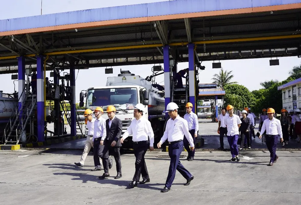 Bộ trưởng Nguyễn Hồng Diên (hàng đầu, thứ hai từ phải qua) khảo sát Tổng kho Xăng dầu Đức Giang, thuộc Petrolimex. Ảnh: BCT