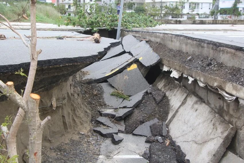 Một số tuyến đường tại TP. Đà Nẵng bị hư hại nghiêm trọng sau trận mưa lớn do ảnh hưởng của bão số 5/áp thấp nhiệt đới. Ảnh: NGÔ QUANG