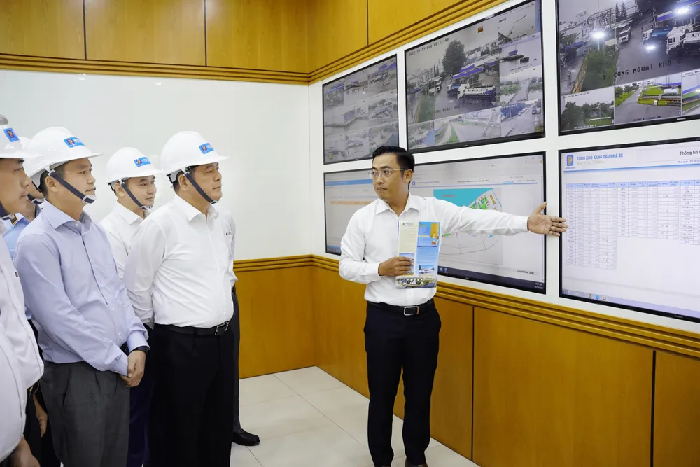 Bộ trưởng Nguyễn Hồng Diên đánh giá cao Công ty Xăng dầu Khu vực II trong việc chủ động thực hiện các biện pháp để bảo đảm nguồn cung ra thị trường. Ảnh: BCT
