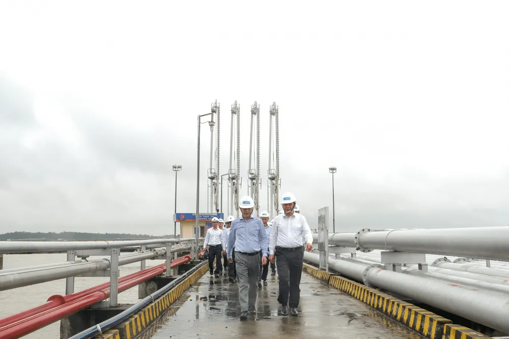 Bộ trưởng Bộ Công Thương Nguyễn Hồng Diên làm việc với Công ty Xăng dầu khu vực II thuộc Tập đoàn Xăng dầu Việt Nam (Petrolimex). Ảnh: BCT