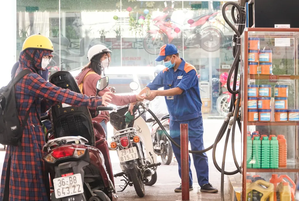 Chiều 21-10, giá xăng dầu tăng nhẹ từ 200-600 đồng mỗi lít. Ảnh: PHI HÙNG
