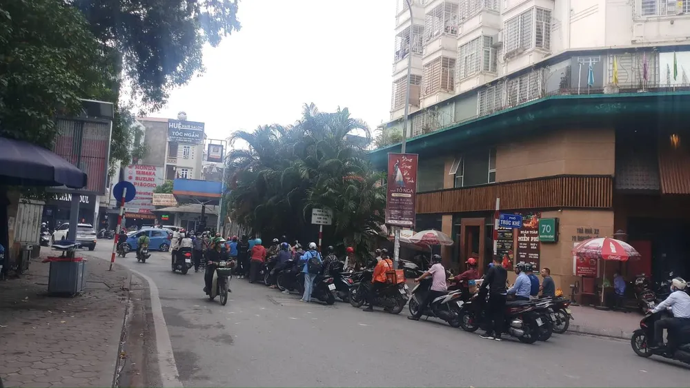 Người dân xếp hàng đổ xăng tại Hà Nội. Ảnh: AH