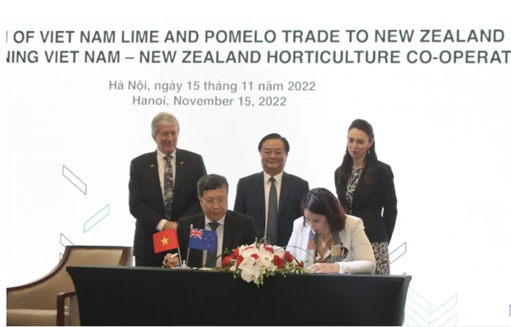 Ký công bố xuất khẩu chanh và bưởi của Việt Nam sang New Zealand. Ảnh: TRUNG QUÂN