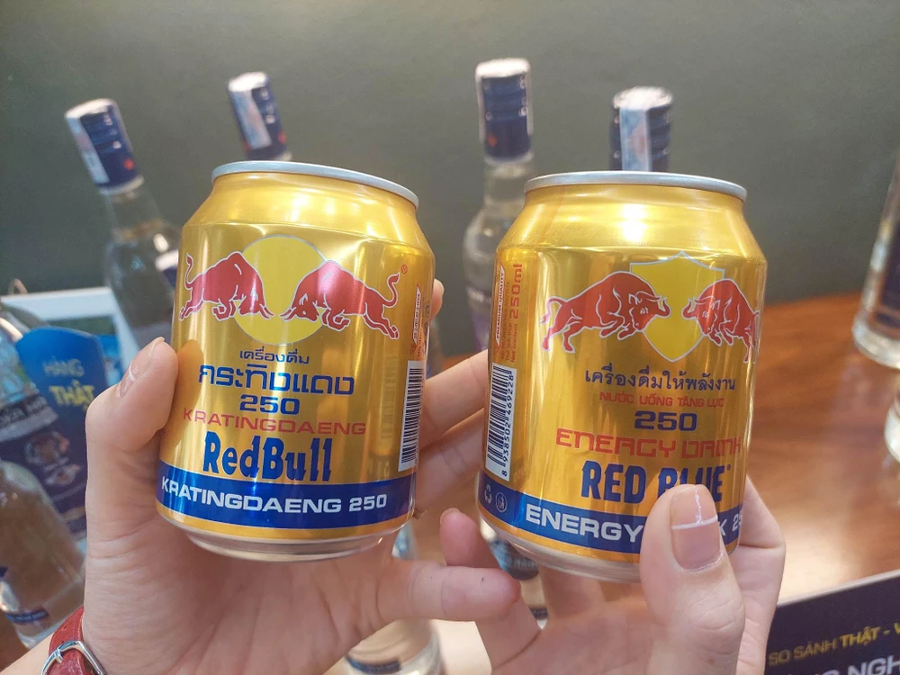 Một số sản phẩm tại Phòng trưng bày để người dân nhận diện, so sánh về hàng thật, hàng giả. Trong ảnh: Sản phẩm nước tăng lực RedBull chính hãng (bên trái) và hàng vi phạm (bên phải). Ảnh: AH Một số sản phẩm tại Phòng trưng bày để người dân nhận diện, so sánh về hàng thật, hàng giả. Trong ảnh: Sản phẩm nước tăng lực RedBull chính hãng (bên trái) và hàng vi phạm (bên phải). Ảnh: AH