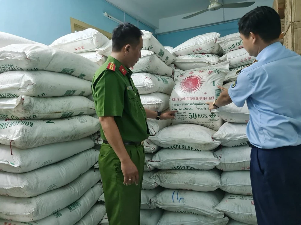 Lực lượng chức năng tỉnh Phú Yên kiểm đếm lô hàng bị tạm giữ. Ảnh: QLTT