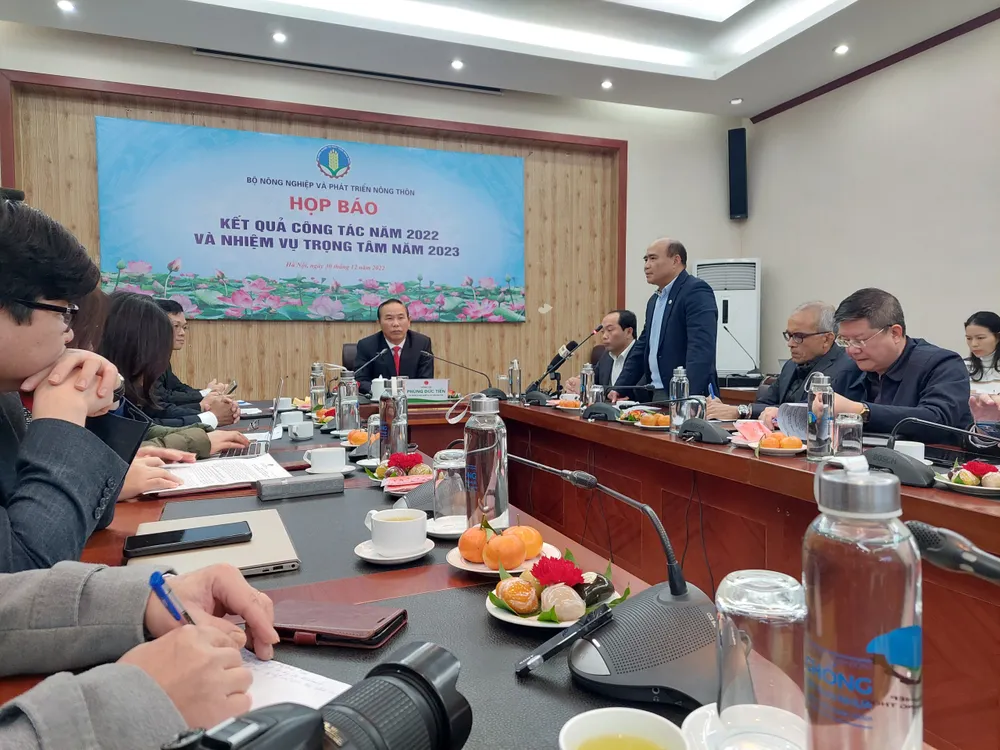 Thứ trưởng Bộ NN&amp;PTNT Phùng Đức Tiến chủ trì buổi họp báo. Ảnh: AH