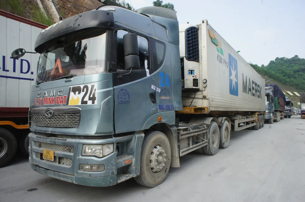 Xe chở hàng hoá chờ làm thủ tục thông quan sang Trung Quốc. Ảnh: BẮC NINH Xe chở hàng hoá chờ làm thủ tục thông quan sang Trung Quốc. Ảnh: BẮC NINH