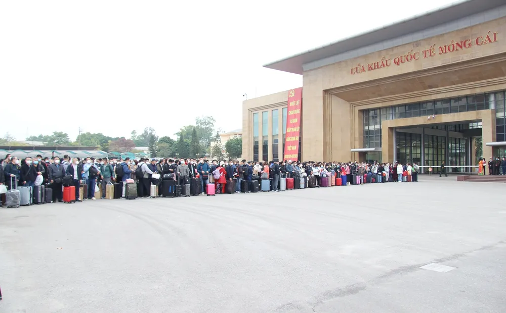 Ngay trong buổi sáng đã có hơn 1.000 người Trung Quốc làm thủ tục xuất cảnh tại Cửa khẩu Quốc tế Móng Cái để nhập cảnh vào Trung Quốc qua Cửa khẩu Đông Hưng. Ảnh: CTTĐT Móng Cái Ngay trong buổi sáng đã có hơn 1.000 người Trung Quốc làm thủ tục xuất cảnh tại Cửa khẩu Quốc tế Móng Cái để nhập cảnh vào Trung Quốc qua Cửa khẩu Đông Hưng. Ảnh: CTTĐT Móng Cái