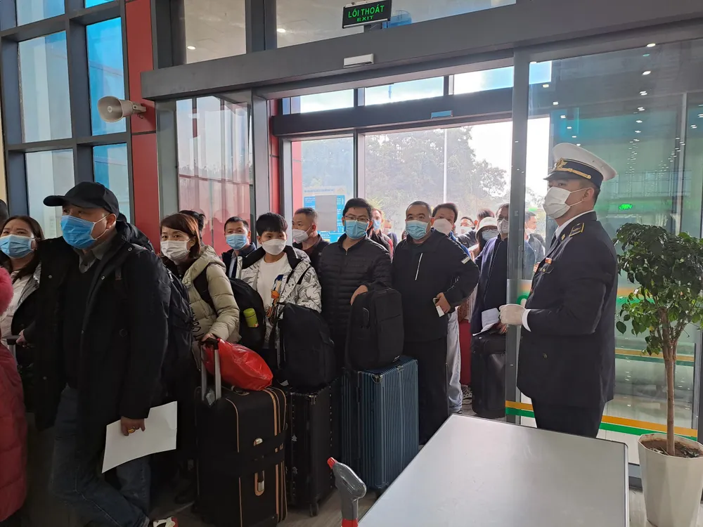 Khác với phía Việt Nam đã gần như bỏ quy định đeo khẩu trang cũng như kiểm dịch cửa khẩu, đến thời điểm này, dù bắt đầu nới lỏng các quy định gắt gao phòng, chống COVID-19, người nhập cảnh vào Trung Quốc vẫn phải đeo khẩu trang theo quy định của chính quyền sở tại. Ảnh: BẮC NINH