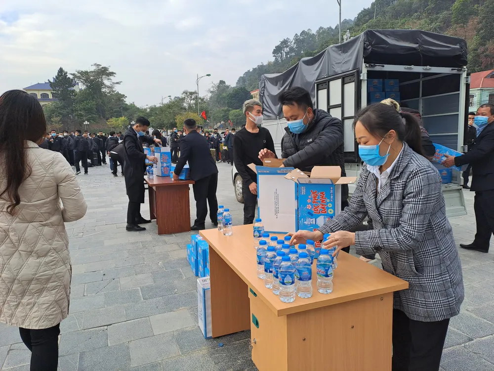 Tại trung tâm cửa khẩu có bố trí 300 thùng nước để phát miễn phí cho công dân Trung Quốc xuất cảnh về nước. Ảnh: BẮC NINH