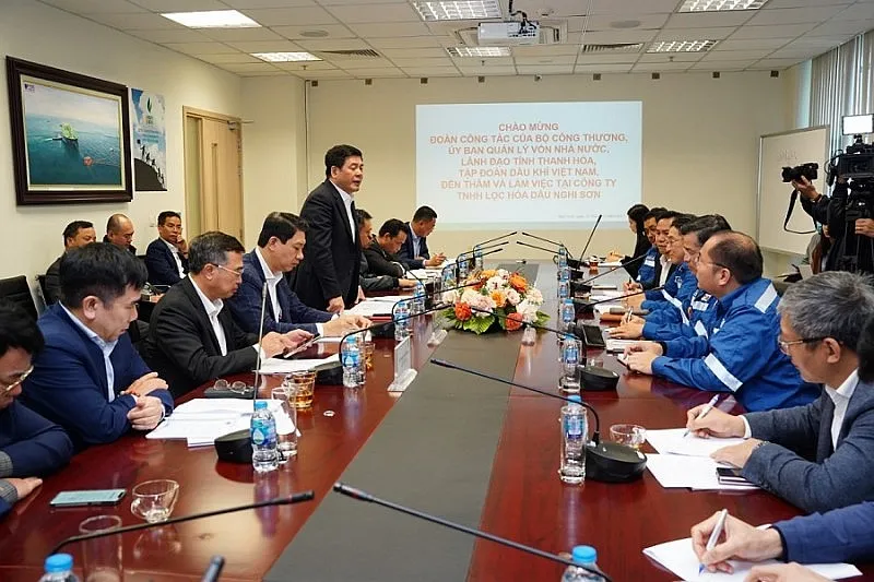 Bộ trưởng Nguyễn Hồng Diên đề nghị nhà máy lọc dầu Nghi Sơn phải đảm bảo nguồn theo cam kết. Ảnh: BCT