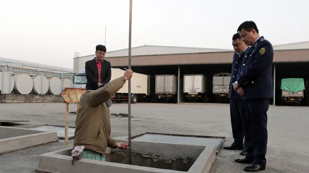 Tổ công tác yêu cầu nhân viên Cửa hàng xăng dầu Hương Phát đo lượng xăng, dầu còn trong bồn chứa. Ảnh: QLTT